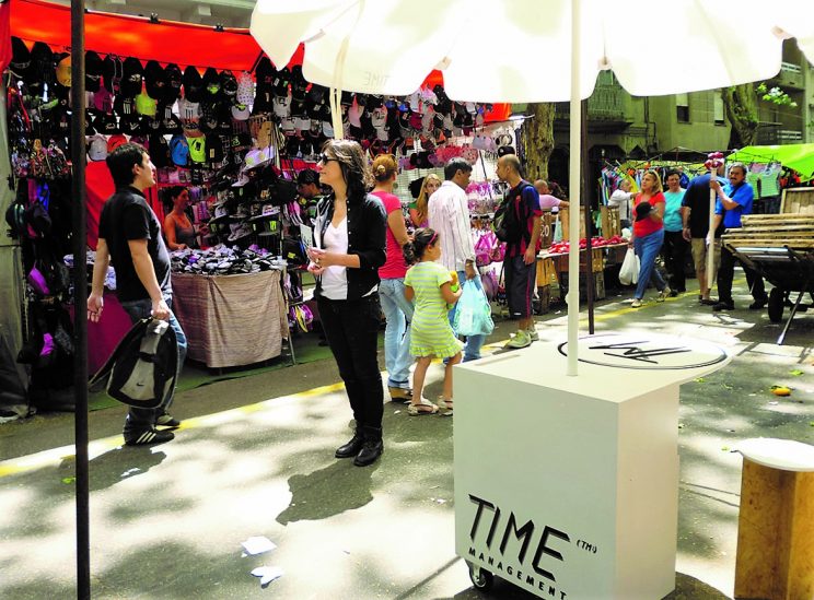 Marcela Sinclair - Time Management - 2010-2013 - Proyecto artístico en el que los participantes confeccionan agendas personales con la ases.