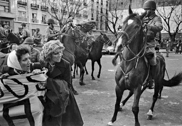 Madres de Plaza de Mayo reprimidas por la caballería (1982) Foto: Luis Longoni.